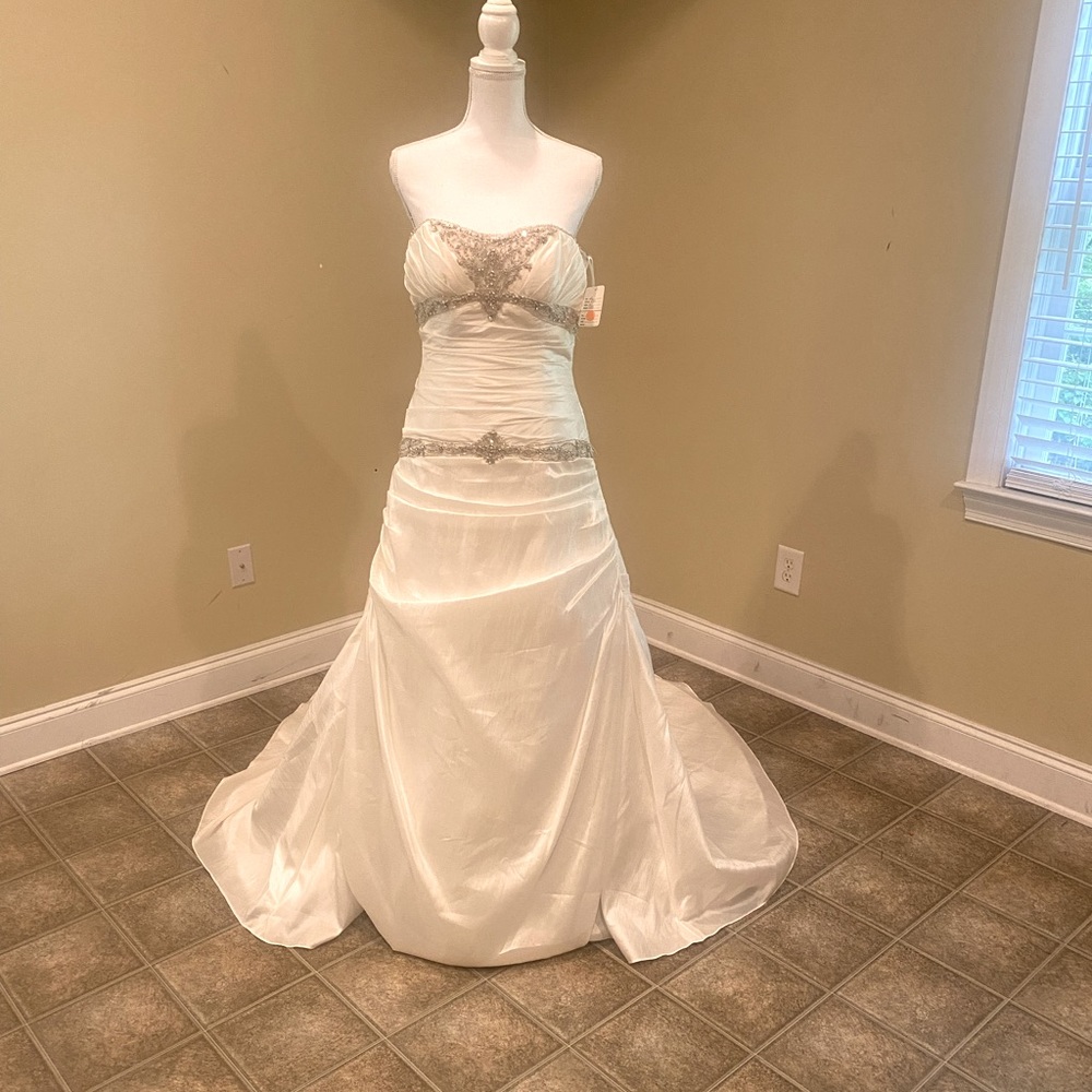 Stunning bridal gown with diamonds, size 12